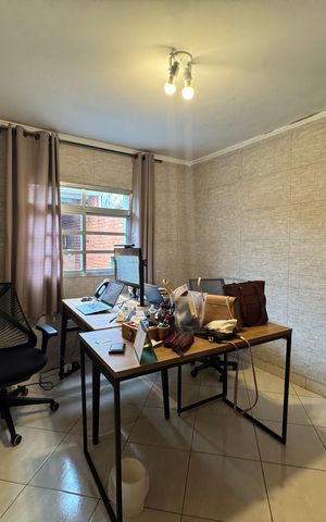Casa à venda com 380m², 5 quartos e 2 vagas Casa à venda com 380m², 5 quartos e 2 vagasEscritório - Quarto 1