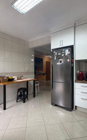 Casa à venda com 380m², 5 quartos e 2 vagas Casa à venda com 380m², 5 quartos e 2 vagasCozinha