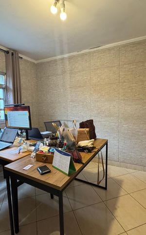 Casa à venda com 380m², 5 quartos e 2 vagas Casa à venda com 380m², 5 quartos e 2 vagasEscritório - Quarto 1
