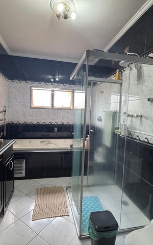 Casa à venda com 380m², 5 quartos e 2 vagas Casa à venda com 380m², 5 quartos e 2 vagasBanheiro de suite - banheiro 3