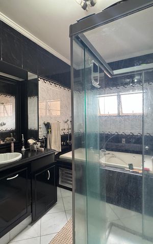 Casa à venda com 380m², 5 quartos e 2 vagas Casa à venda com 380m², 5 quartos e 2 vagasBanheiro da Suíte - Banheiro 3