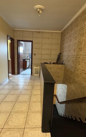 Casa à venda com 380m², 5 quartos e 2 vagas Casa à venda com 380m², 5 quartos e 2 vagasEscada