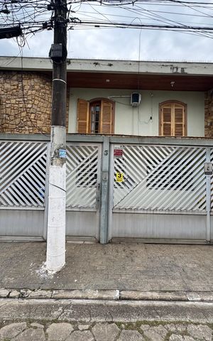 Casa à venda com 380m², 5 quartos e 2 vagas Casa à venda com 380m², 5 quartos e 2 vagasFachada com placa grande