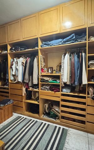 Casa à venda com 380m², 5 quartos e 2 vagas Casa à venda com 380m², 5 quartos e 2 vagasCloset
