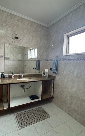 Casa à venda com 380m², 5 quartos e 2 vagas Casa à venda com 380m², 5 quartos e 2 vagasBanheiro 2