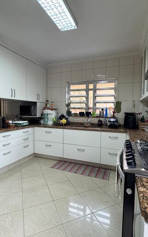 Casa à venda com 380m², 5 quartos e 2 vagas Casa à venda com 380m², 5 quartos e 2 vagasCozinha