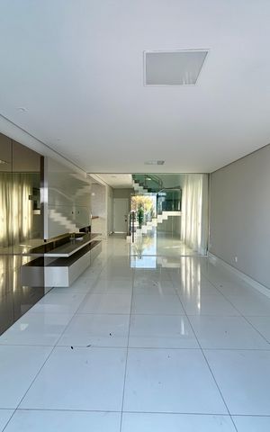 Casa para alugar com 300m², 7 quartos e 6 vagas