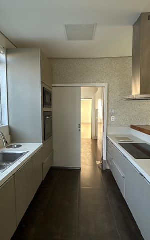 Casa para alugar com 300m², 7 quartos e 6 vagas