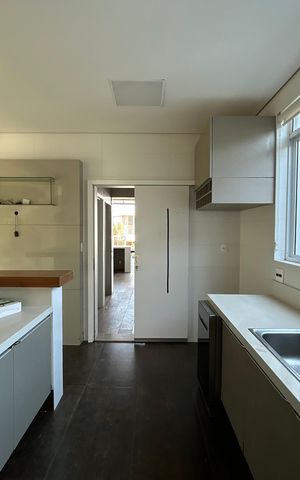 Casa para alugar com 300m², 7 quartos e 6 vagas