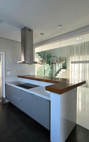 Casa para alugar com 300m², 7 quartos e 6 vagas