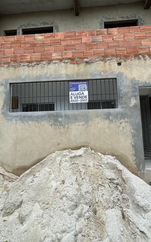 Casa para alugar com 70m², 2 quartos e sem vagaFachada + Placa
