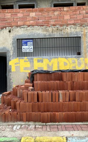Casa para alugar com 70m², 2 quartos e sem vagaFachada + placa