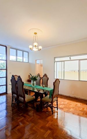 Casa à venda com 272m², 6 quartos e 4 vagas