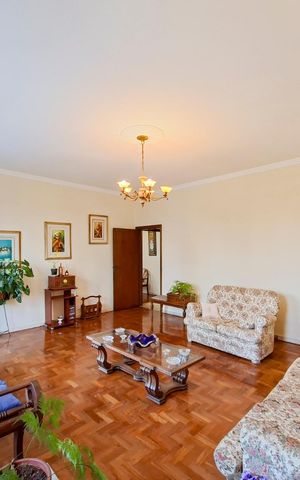 Casa à venda com 272m², 6 quartos e 4 vagas