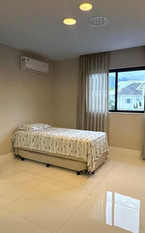 Casa de condomínio à venda com 430m², 4 quartos e 2 vagas