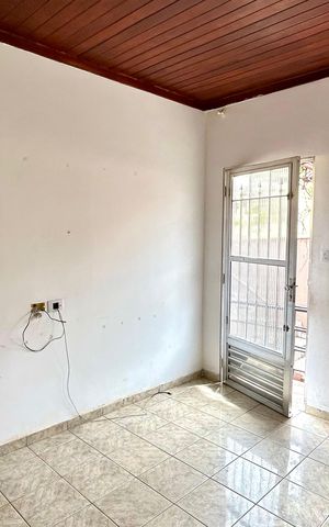 Casa à venda com 210m², 3 quartos e 2 vagas Casa à venda com 210m², 3 quartos e 2 vagasSala
