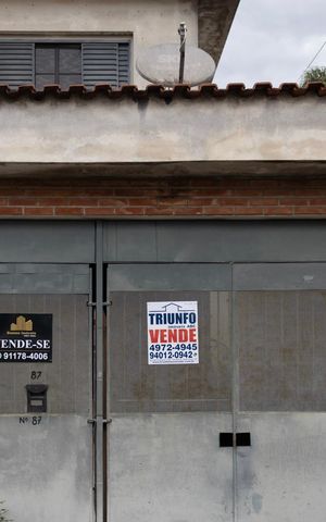 Casa à venda com 166m², 2 quartos e 2 vagas Casa à venda com 166m², 2 quartos e 2 vagasFachada