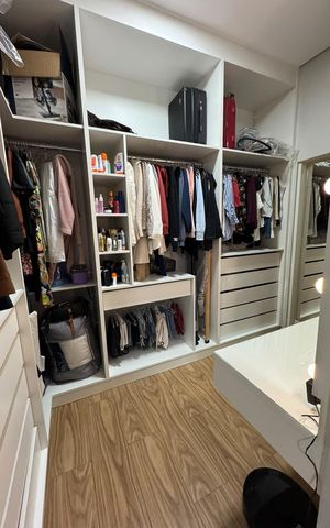 Casa à venda com 65m², 2 quartos e 3 vagas Casa à venda com 65m², 2 quartos e 3 vagasCloset