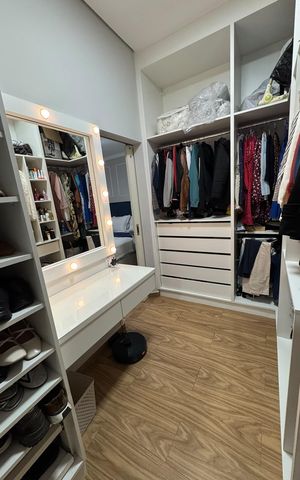 Casa à venda com 65m², 2 quartos e 3 vagas Casa à venda com 65m², 2 quartos e 3 vagasCloset