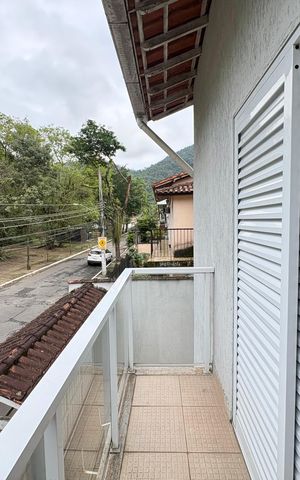 Casa de condomínio à venda com 190m², 4 quartos e 3 vagas Casa de condomínio à venda com 190m², 4 quartos e 3 vagasVaranda
