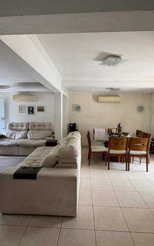 Casa de condomínio à venda com 190m², 4 quartos e 3 vagas Casa de condomínio à venda com 190m², 4 quartos e 3 vagasSala