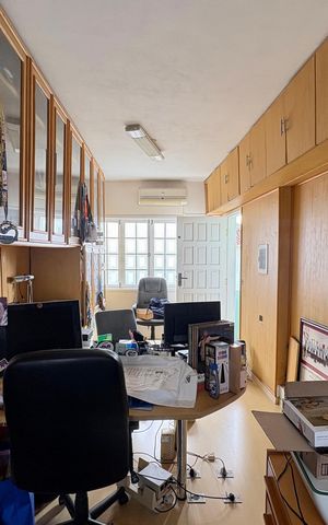 Casa de condomínio à venda com 190m², 4 quartos e 3 vagas Casa de condomínio à venda com 190m², 4 quartos e 3 vagasEscritório