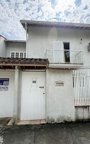 Casa de condomínio à venda com 190m², 4 quartos e 3 vagas Casa de condomínio à venda com 190m², 4 quartos e 3 vagasFachada