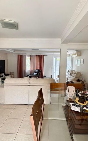 Casa de condomínio à venda com 190m², 4 quartos e 3 vagas Casa de condomínio à venda com 190m², 4 quartos e 3 vagasSala