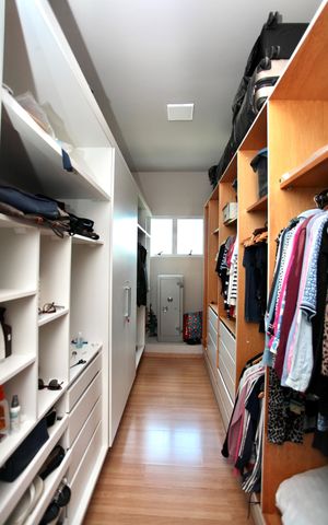 Casa de condomínio à venda com 586m², 6 quartos e 10 vagas Casa de condomínio à venda com 586m², 6 quartos e 10 vagasCloset da suíte