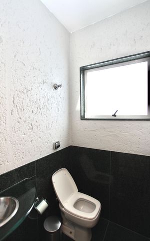 Casa de condomínio à venda com 586m², 6 quartos e 10 vagas Casa de condomínio à venda com 586m², 6 quartos e 10 vagasLavabo