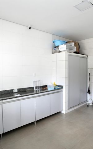 Casa de condomínio à venda com 586m², 6 quartos e 10 vagas Casa de condomínio à venda com 586m², 6 quartos e 10 vagasCozinha e Área de Serviço