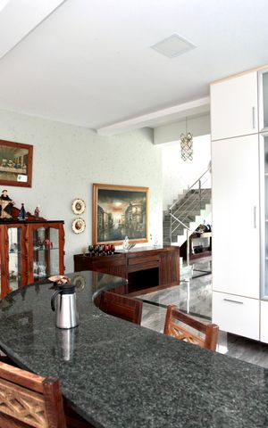Casa de condomínio à venda com 586m², 6 quartos e 10 vagas Casa de condomínio à venda com 586m², 6 quartos e 10 vagasCozinha e Área de Serviço