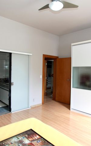 Casa de condomínio à venda com 586m², 6 quartos e 10 vagas Casa de condomínio à venda com 586m², 6 quartos e 10 vagasQuarto 1