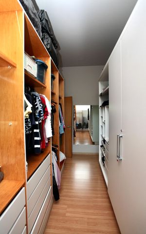 Casa de condomínio à venda com 586m², 6 quartos e 10 vagas Casa de condomínio à venda com 586m², 6 quartos e 10 vagasCloset da suíte