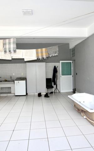 Casa de condomínio à venda com 586m², 6 quartos e 10 vagas Casa de condomínio à venda com 586m², 6 quartos e 10 vagasCozinha e Área de Serviço