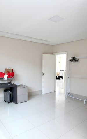 Casa de condomínio à venda com 586m², 6 quartos e 10 vagas Casa de condomínio à venda com 586m², 6 quartos e 10 vagasCasa Auxiliar