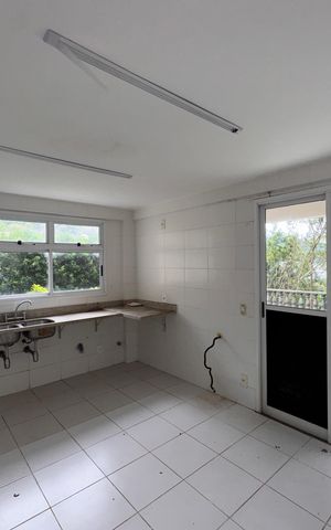 Casa de condomínio para alugar com 650m², 5 quartos e 2 vagas Casa de condomínio para alugar com 650m², 5 quartos e 2 vagasCozinha
