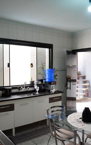 Casa à venda com 184m², 3 quartos e 2 vagasCozinha e Área de Serviço