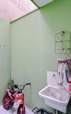 Casa de condomínio à venda com 68m², 3 quartos e 1 vagaÁrea de Serviço