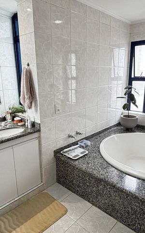 Apartamento à venda com 190m², 4 quartos e 3 vagas Apartamento à venda com 190m², 4 quartos e 3 vagasBanheiro da Suíte