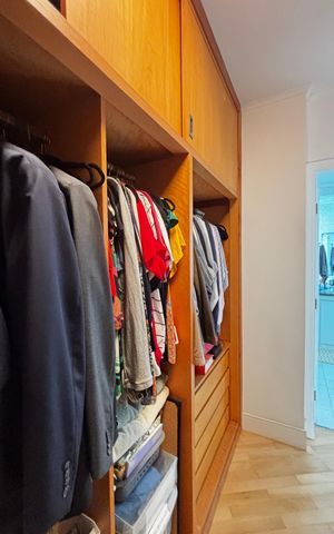 Apartamento à venda com 190m², 4 quartos e 3 vagas Apartamento à venda com 190m², 4 quartos e 3 vagasSuite Closet