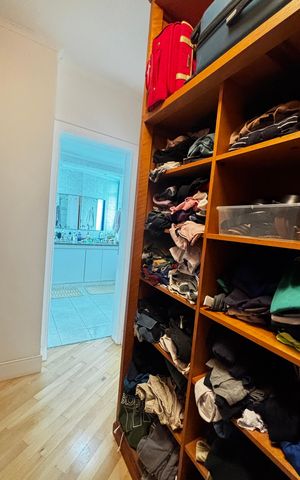 Apartamento à venda com 190m², 4 quartos e 3 vagas Apartamento à venda com 190m², 4 quartos e 3 vagasSuite Closet