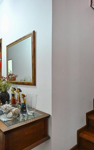 Casa à venda com 280m², 4 quartos e 2 vagasEscada