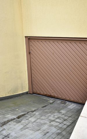 Casa à venda com 220m², 4 quartos e 4 vagasFACHADA