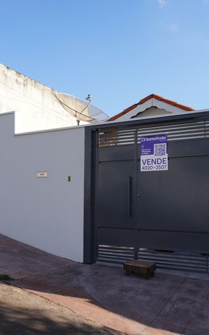 Casa à venda com 270m², 4 quartos e 2 vagasFachada com placa PXZV - 1411