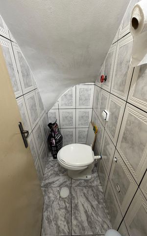 Casa à venda com 225m², 6 quartos e 1 vaga Casa à venda com 225m², 6 quartos e 1 vagaBanheiro de serviço