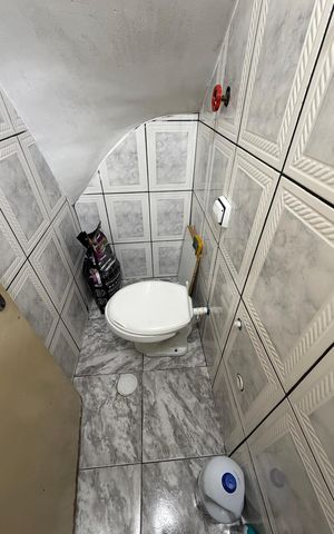 Casa à venda com 225m², 6 quartos e 1 vaga Casa à venda com 225m², 6 quartos e 1 vagaBanheiro de serviço