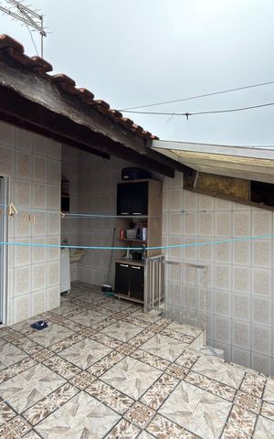 Casa à venda com 225m², 6 quartos e 1 vaga Casa à venda com 225m², 6 quartos e 1 vagaVaranda