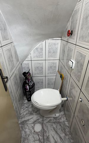Casa à venda com 225m², 6 quartos e 1 vaga Casa à venda com 225m², 6 quartos e 1 vagaBanheiro de serviço