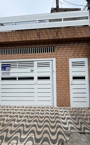 Casa à venda com 225m², 6 quartos e 1 vaga Casa à venda com 225m², 6 quartos e 1 vagaFachada